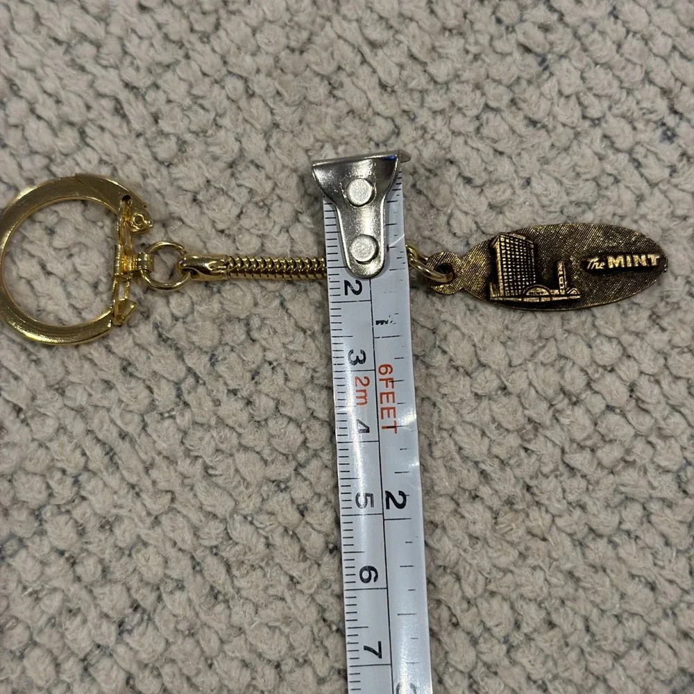 Vtg 70s The Mint Las Vegas Hotel Casino Gambling Gold tone Metal Keychain RARE‎